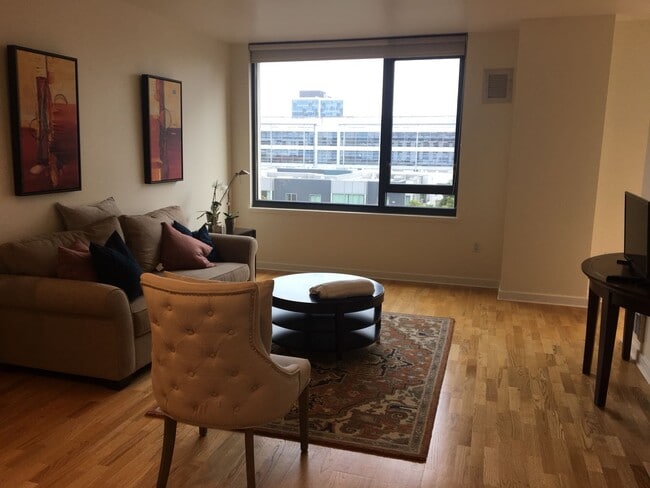 Living room with lots of sunlight - 260 King St Unit 669