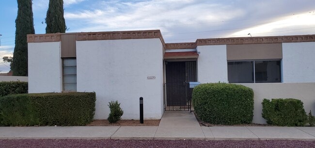 Building Photo - 6539 E Golf Links Rd