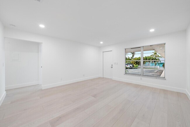 Photo - 1928 Service Rd