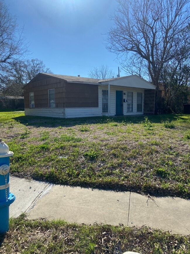 Photo - 5250 Kingsbury St