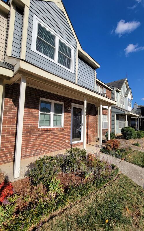 Photo - 3811 Mosscroft Ln