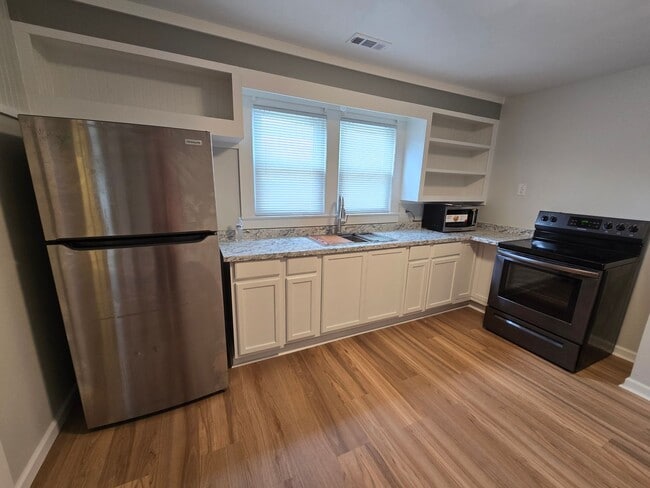 Photo - Cute Meadowview Bungalow; 3/1.5 Right in T...