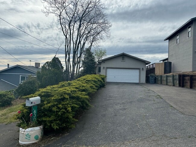Building Photo - Avail 11/7. Nicely Updated Home in Downtow...