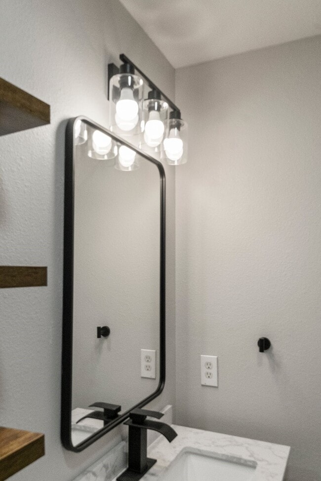 Building Photo - 1799 League Line Rd Unit 4