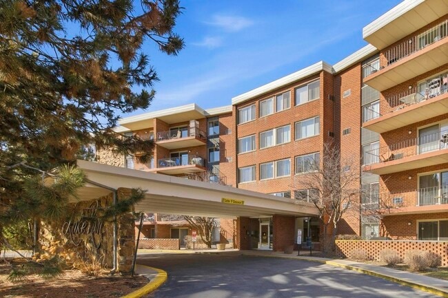 Building Photo - 16 E Old Willow Rd Unit 214s