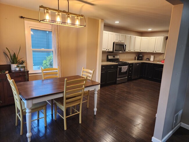 Photo - 421 W Oak St