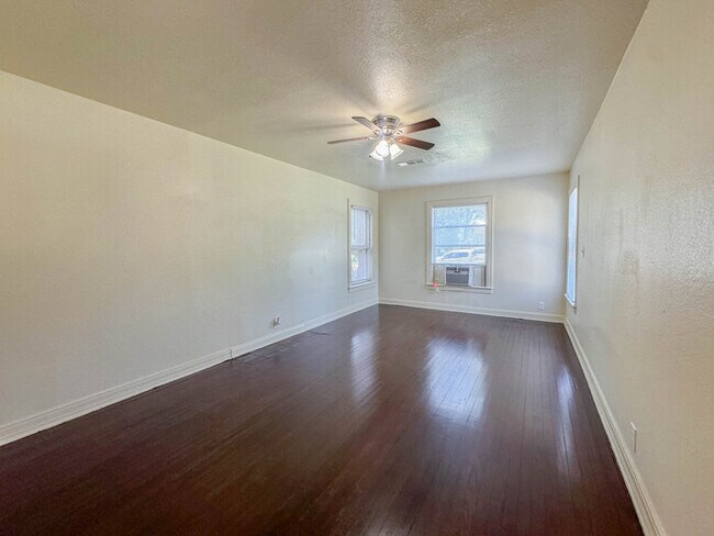 Photo - 1916 Houston Pl