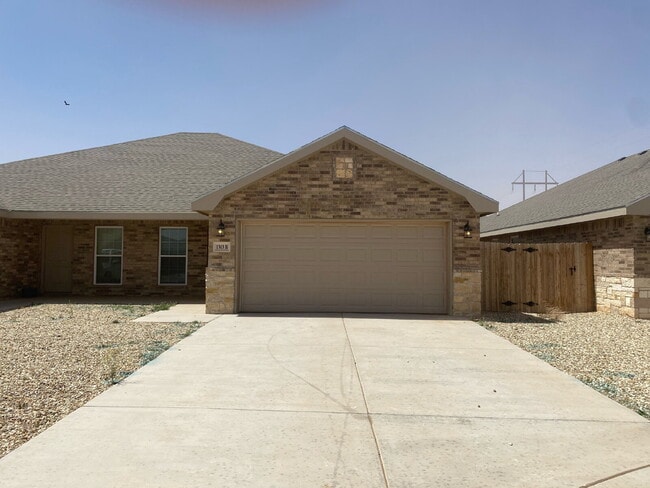Building Photo - Cute 3 Bedroom Duplex