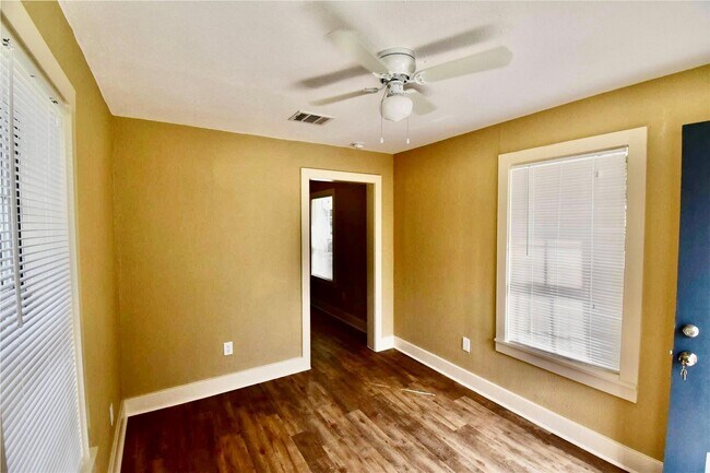 Photo - 321 E 35th St