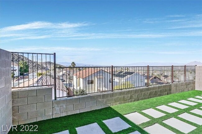 Photo - 366 Rosefinch St