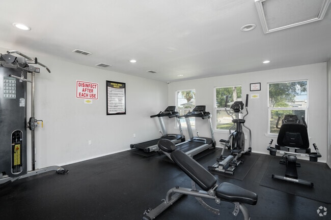 Oak Terrace Fitness Center - Oak Terrace Apartments