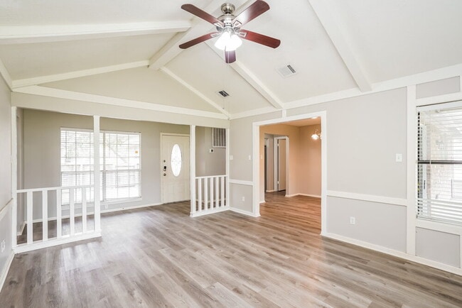 Photo - 332 Coventry Ln