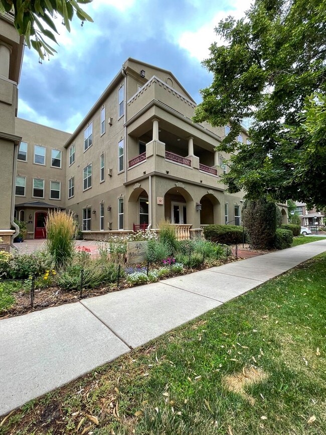 Building Photo - AMAZING 2 Bed /2 Bath Cherry Creek Condo! ...