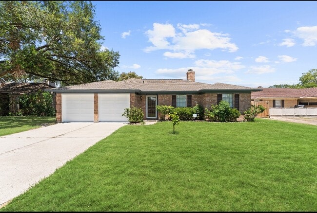 Building Photo - 815 Pebbleshire Dr Rental