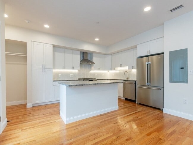 Photo - 210 Adams St