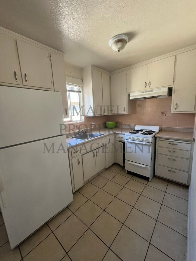 Building Photo - GIL560 Unit 3