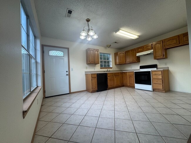 Photo - ***1502 Cresent***