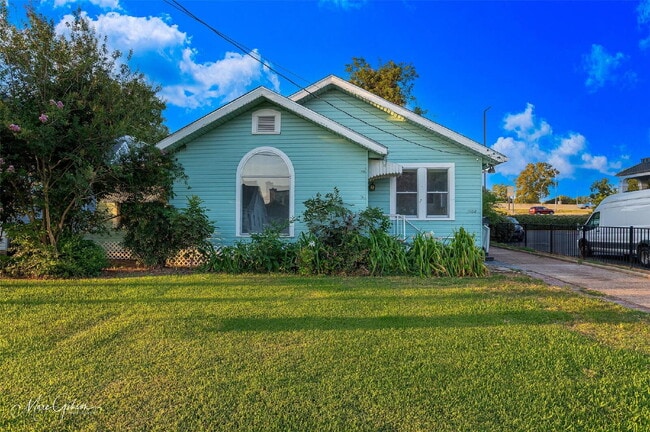 Building Photo - "Charming 3-Bed Oasis with Granite Touches & Hardwood Elegance in Bossier City!"