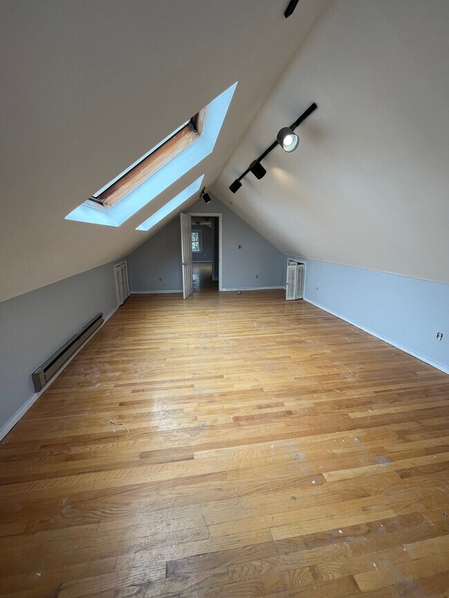 70 Brentwood St Unidad -