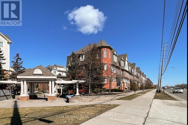 Photo - 639 Dundas St W