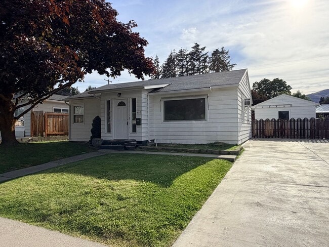 Building Photo - 2 bedroom home with great back yard!