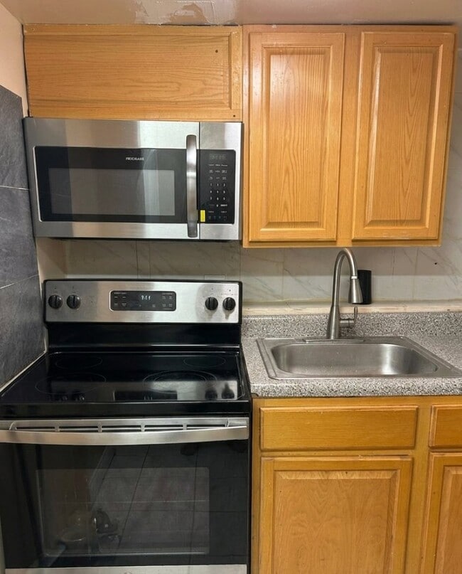 Photo - 448 E 94th St