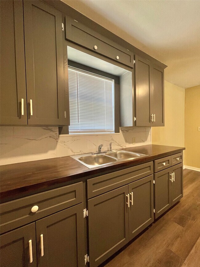 Photo - 611 N Avenue D