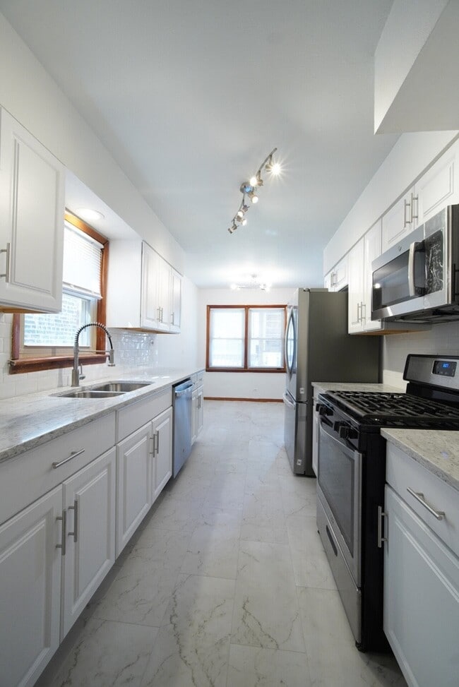 Building Photo - 2309 W Arthur Ave Unit 1
