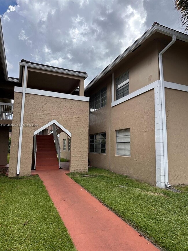 Building Photo - 9976 Twin Lakes Dr Unit 35-E