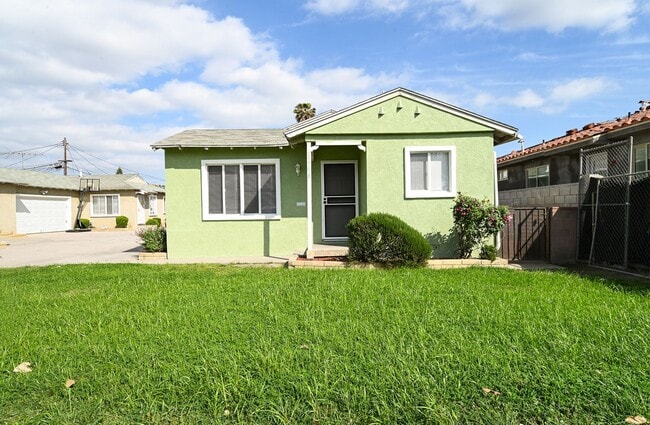Building Photo - COMING SOON - House - 2 Bedrooms / 1 Bathr...