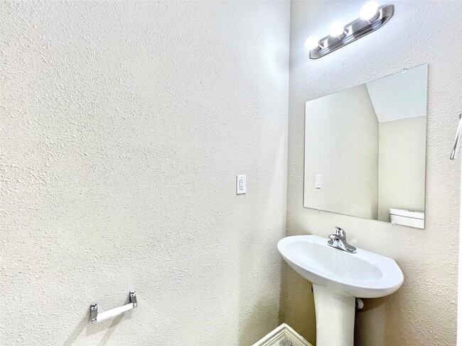 Building Photo - 5602 Hirondel Rental