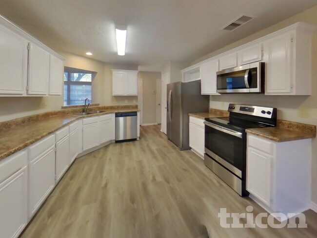 Photo - 305 Meandering Way