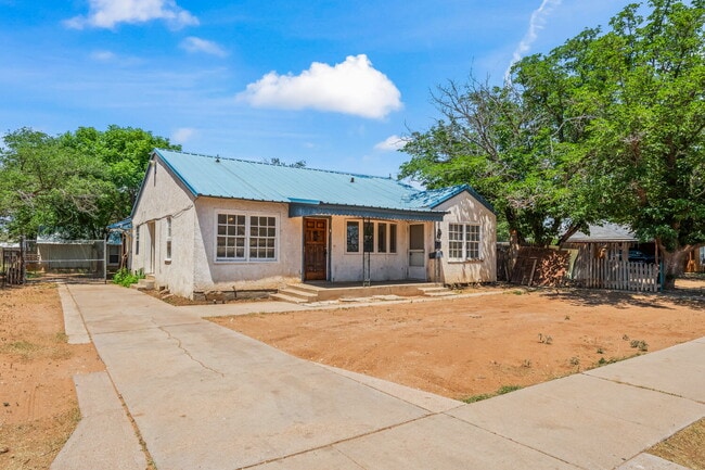 Building Photo - Cute 2/1.5 Duplex, Minutes from TTU & Downtown LBK Unit B