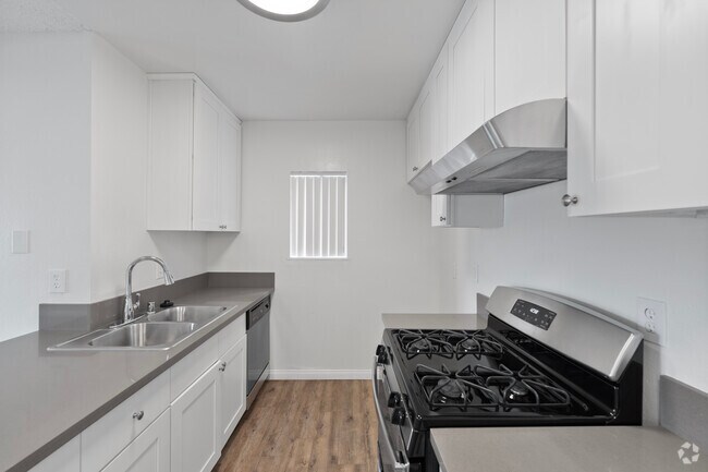 1 BR, 1 BA - 665SF - Walnut Apartments