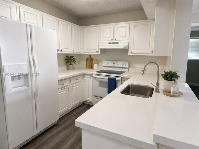 Building Photo - 350 Palm Cir W Unit 203