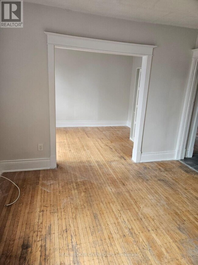 Photo - 985 Main St E Unit 6