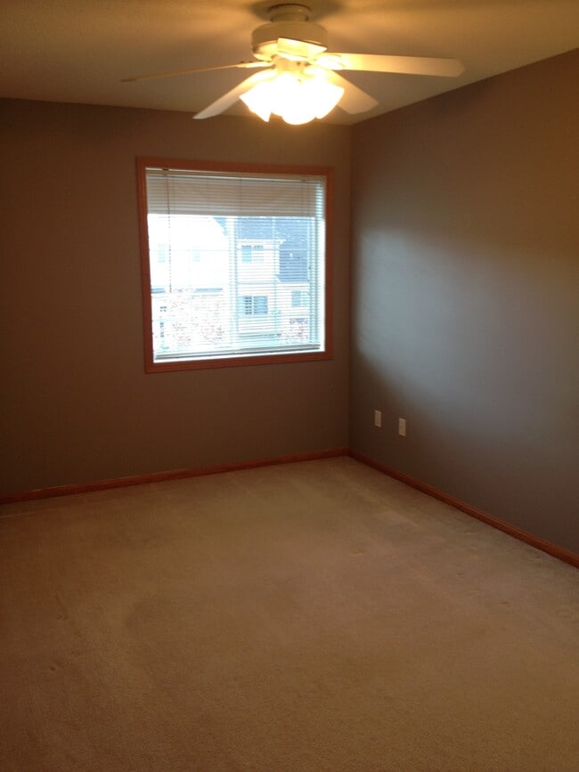 Photo - 562 Willoughby Way W