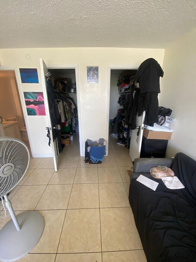 Building Photo - Charming 2 Bed 2 bath in a gated community close to it all! Unit D-405