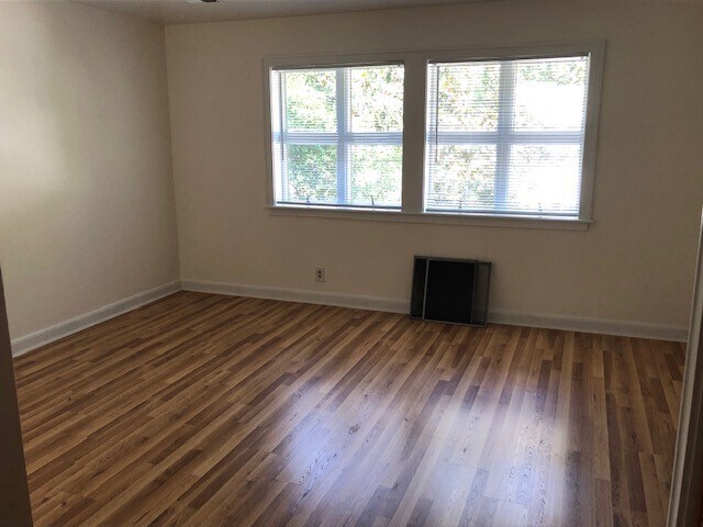 13'x15' master bedroom - 407 McCauley St Unit A