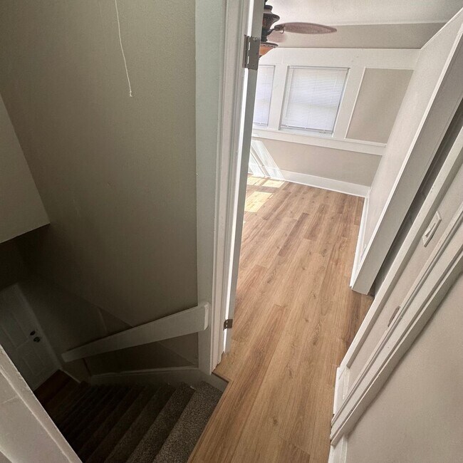 1395 5 bed 2 bath Newly Remodeled Singl... House House Rental in