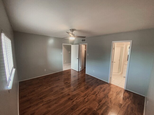 Building Photo - 2210 Dorrington St Unit 205