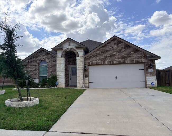 Building Photo - BEAUTIFUL 4-bedroom 2-bathroom home! !!HALF OFF 1ST MONTH!!