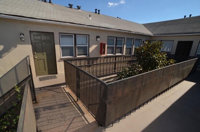 Photo - Adams Apartments...Newly Remodeled 1 Bedro... Unidad 4128 1/2