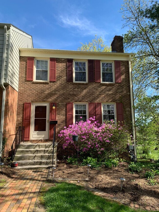 End Townhome In Oak Manor Community - End Townhome In Oak Manor Community