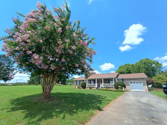 Photo - 4 Bed/2 Bath Brick Home - Church Hill TN