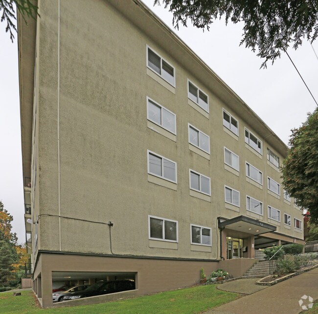 Photo - Redwood Manor