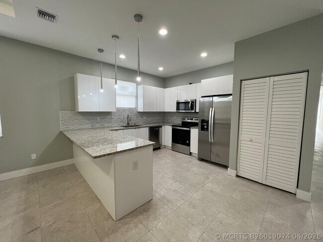 Photo - 227 N E St