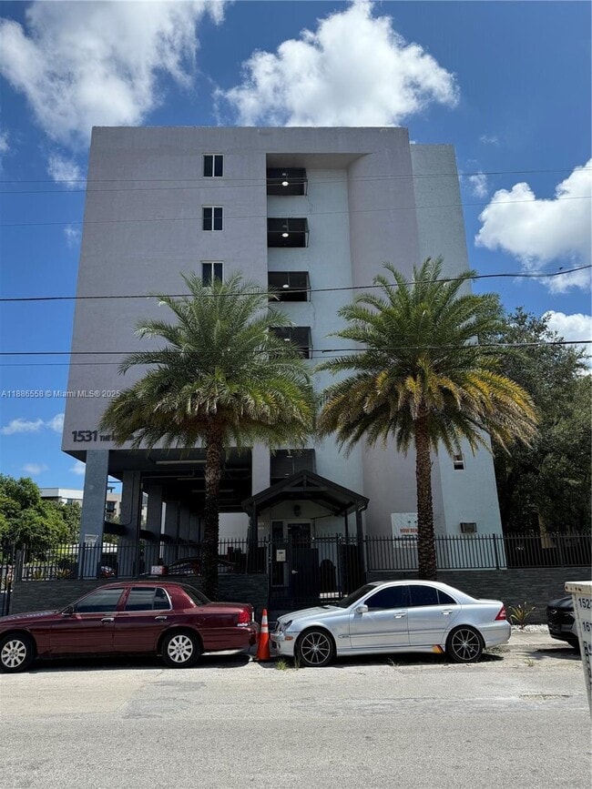 Building Photo - 1531 NW 16th Ave Unit 202