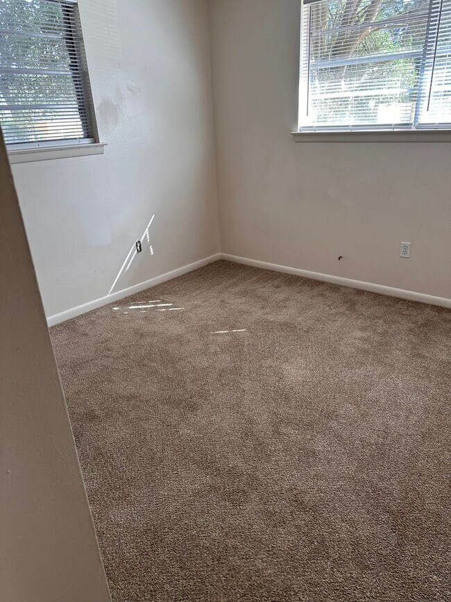 Photo - 3 Bedroom/ 1 1/2 Bath House - GREAT LOCATION