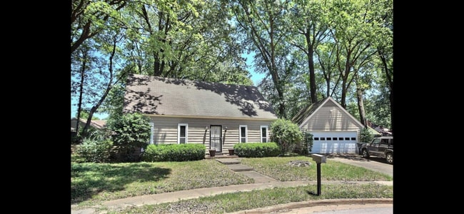 Building Photo - 1946 Rolling Glen Cove